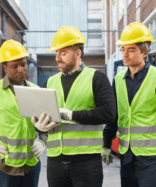 construction-workers-collaborating